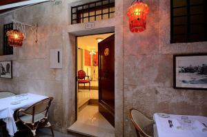 a dining room with a table and chairs and lights at Residenza Bistrot De Venise in Venice