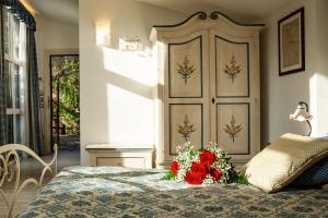 a bedroom with a bed with a bouquet of red roses at Hotel Sant'Antonin in Venice