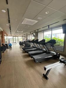 een fitnessruimte met een rij loopbanden bij Studio no condomínio Almagah SPaulo in Sao Paulo