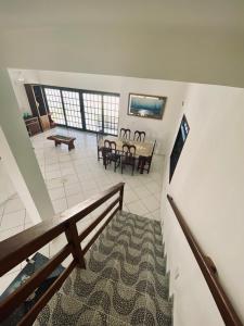 a living room with a table and chairs at Caminho do Mar in Prado