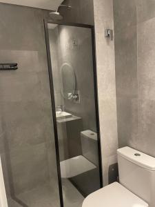 een badkamer met een douche, toilet en wastafel bij Studio no condomínio Almagah SPaulo in Sao Paulo +13 foto's