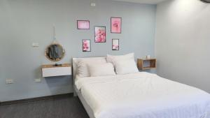 a white bedroom with a bed and a mirror at Khách Sạn Diamond Hotel Văn Giang Hưng Yên in Cửu Cảo