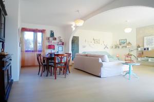 a living room with a couch and a table at Panorama e Relax in Germignaga