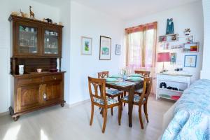 a dining room with a table and chairs and a bed at Panorama e Relax in Germignaga