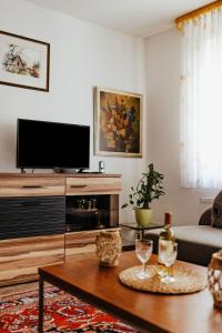 a living room with a tv and a coffee table at Ferienwohnungen Krampert in Bad Kissingen