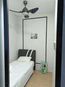 DonggongonにあるModern Home surrounded with many Amenitiesのベッドと天井扇風機のある寝室