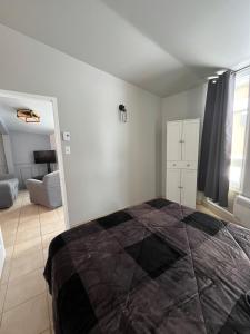 a bedroom with a large bed in a room at Le Numéro 1 in Val-Brillant