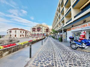 Una motocicleta azul estacionada en una calle adoquinada en Maelsa, en Puerto de la Cruz