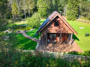 an overhead view of a small house in a field at Jäägri Saunamaja in Parksi
