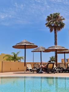 Πισίνα στο ή κοντά στο Estréla da Luz Valerie studio enjoy gym and indoor pool