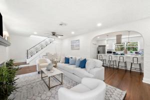 Posezení v ubytování Cozy West Palm Beach Home l 10min to Municipal Beach and more!