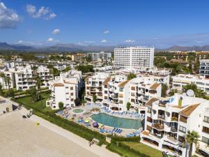 een luchtzicht op een stad met gebouwen en een zwembad bij Apartamento Carabela 51 in Port d'Alcudia