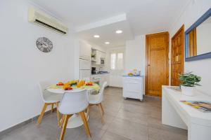 a kitchen with a table and chairs in a kitchen at Apartamento Carabela 51 in Port d'Alcudia
