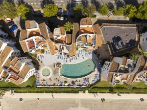 an overhead view of a resort on the beach at Apartamento Carabela 51 in Port d'Alcudia
