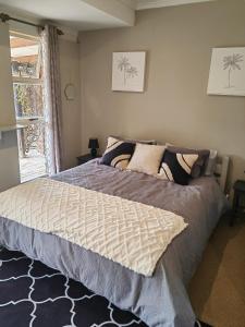 una camera da letto con un letto e una finestra di Palmboom Cottage at Sielerus by Horeb a Clarens