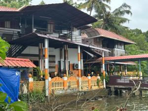 una casa con un montón de calabazas delante de ella en Lake View Homestay Kundara, 