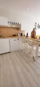 勒格罗-迪鲁瓦Terrasse 4 quai du port de plaisance的厨房配有桌子和白色台面