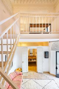 ein Dachzimmer mit einer Treppe und einer Couch in der Unterkunft Riad Rafaele & SPA in Marrakesch