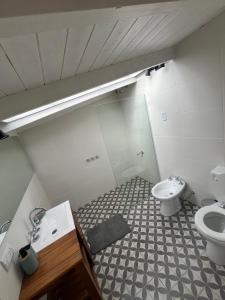 een badkamer met wastafel en toilet bij Nido 12 in Bariloche