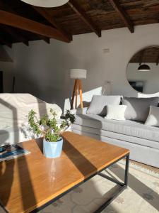 een woonkamer met een bank en een salontafel bij Nido 12 in Bariloche