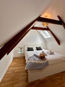 a bedroom with a bed in a attic at La Casa César Maison 10 couchages in Bracquemont