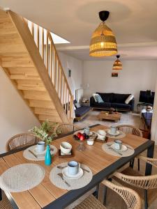 a living room with a wooden table and chairs at La Casa César Maison 10 couchages in Bracquemont