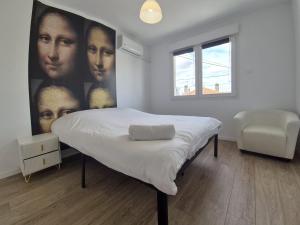 a bedroom with a large poster of three people at Villahermosa, un oasis artistique in Tinqueux