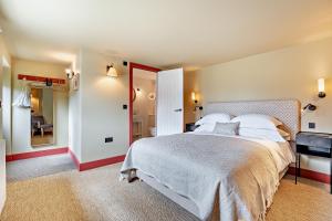 una camera da letto con un letto grande e un bagno di Cub Bedroom Five a Eastdean