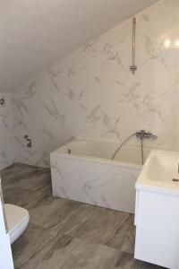 Bilik mandi di APARTMANI BELVEDERE BILO +24 gambar