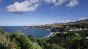 uitzicht op de oceaan vanaf een heuvel bij Beach House - Mountain And Ocean in Ribeira Seca do Porto