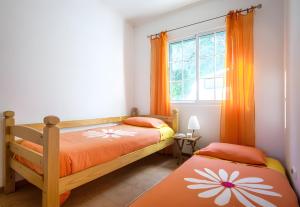 een slaapkamer met twee bedden en een raam bij Beach House - Mountain And Ocean in Ribeira Seca do Porto