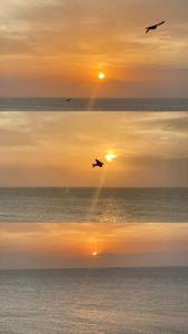 Dos aviones volando sobre el océano al atardecer en Apartamento ideal para famílias em mosqueiro, com piscinas e em frente a praia, en Mosqueiro