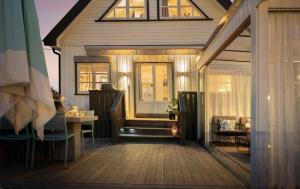 a house with a porch with a table and a desk at Romslig enebolig med privat hage og gratis parkering in Lorenskog +29 photos