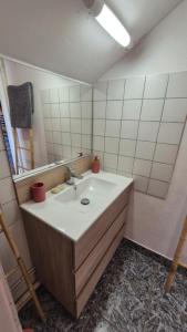 un baño con lavabo y espejo en Gîte La Salamandre au Sud de Sarlat, en Groléjac 4 fotos más