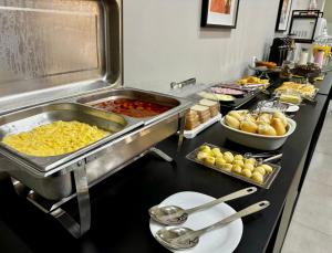 a buffet line with many different types of food at Hotel Villa Real in Piratininga