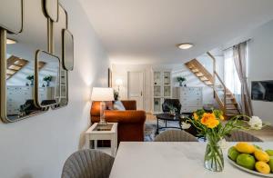 Μια τηλεόραση ή/και κέντρο ψυχαγωγίας στο Domillion 3bdr Huge Town Hall Luxury Apt AC D3948