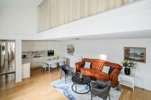 Η κουζίνα ή μικρή κουζίνα στο Domillion 3bdr Huge Town Hall Luxury Apt AC D3948