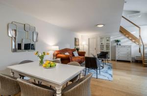 Χώρος καθιστικού στο Domillion 3bdr Huge Town Hall Luxury Apt AC D3948