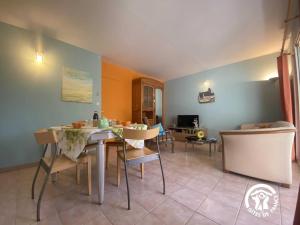 a living room with a table and chairs at Le tilleul du parc de la dame in Latour-Bas-Elne