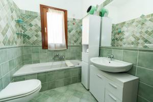 Koupelna v ubytování Appartamento luminoso e pratico con spazio esterno + 3 fotografie