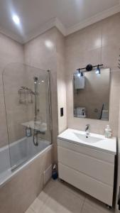 ein Badezimmer mit Waschbecken, Dusche und Badewanne in der Unterkunft 1 комн квартира в Кадоре на Таирова in Odessa