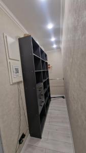 ein schwarzer Schrank in der Ecke eines Zimmers in der Unterkunft 1 комн квартира в Кадоре на Таирова in Odessa + 2 Fotos