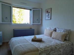 Ένα ή περισσότερα κρεβάτια σε δωμάτιο στο Calme et Cosy, T2 refait à neuf en Juillet 2025