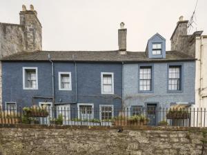 una casa azul con ventanas blancas y una valla en Shipmaster's Townhouse, en Queensferry