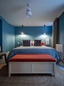 Un dormitorio con una cama grande con paredes azules. en Shipmaster's Townhouse, en Queensferry