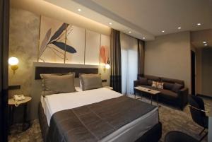 pokój hotelowy z łóżkiem i kanapą w obiekcie Starton Hotel w mieście Ankara +50 zdjęć