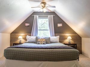 Ένα ή περισσότερα κρεβάτια σε δωμάτιο στο Studio Loft Near Yosemite with Kitchenette