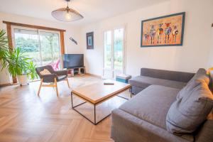 a living room with a couch and a coffee table at Séjour haut en couleurs in Cormery