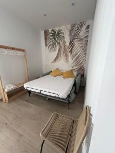 un dormitorio con una cama y una silla en Salabert Suite, en Valencia