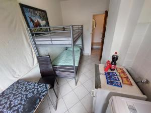 a small room with a bunk bed and a table at ein Platz im Etagenbett im Durchgang in Schalke Nähe Arena in Gelsenkirchen